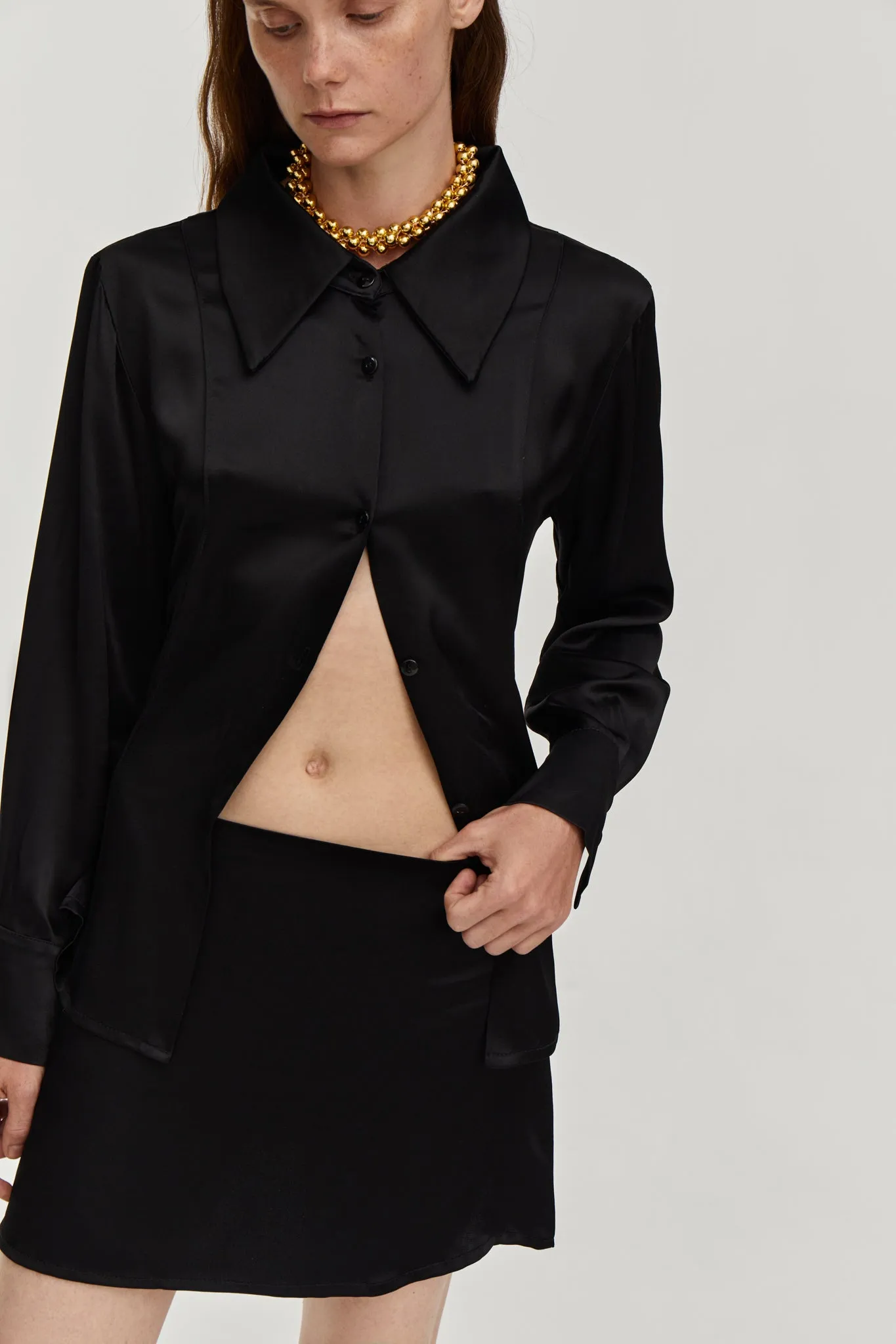 Fitted-waist silky blouse - Black