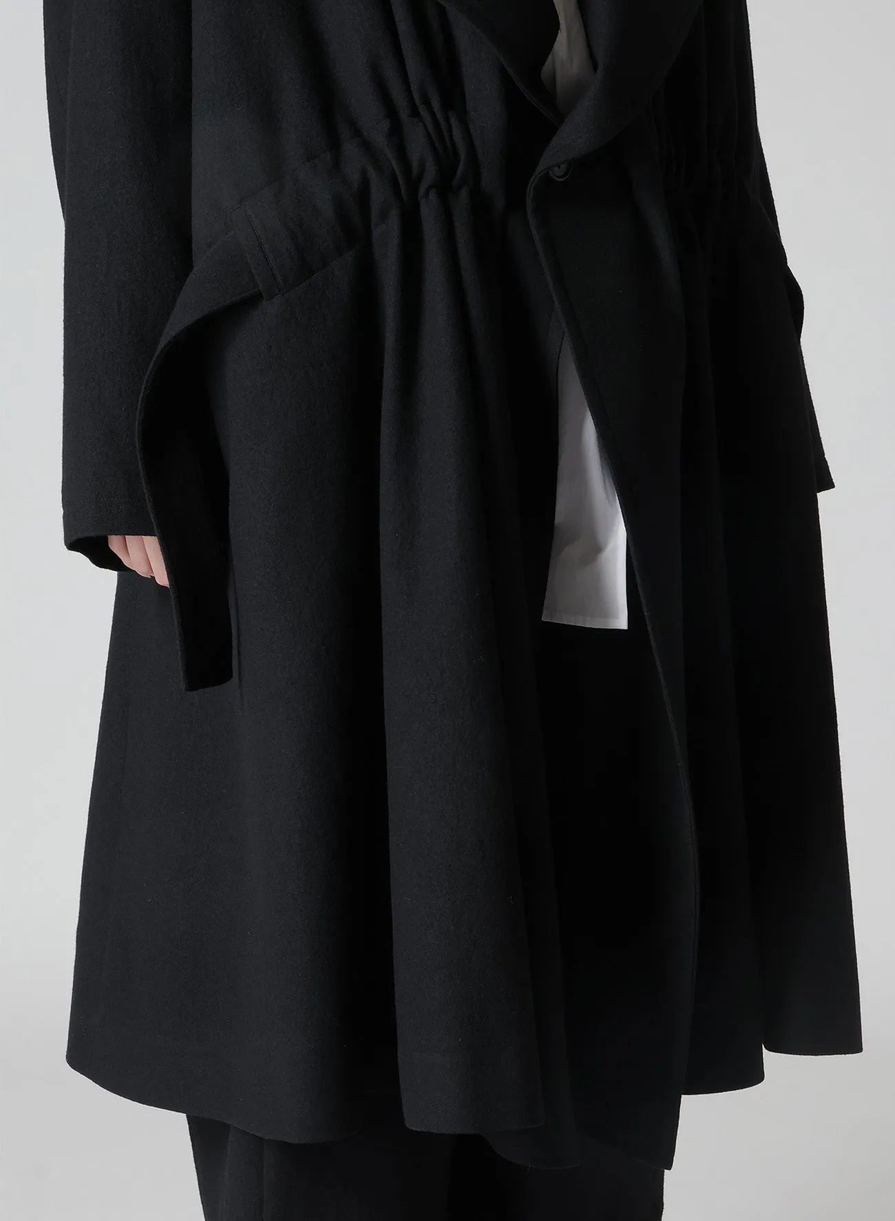 SHRINK WOOL GABARDINE FRONT GATHER DETAIL COAT